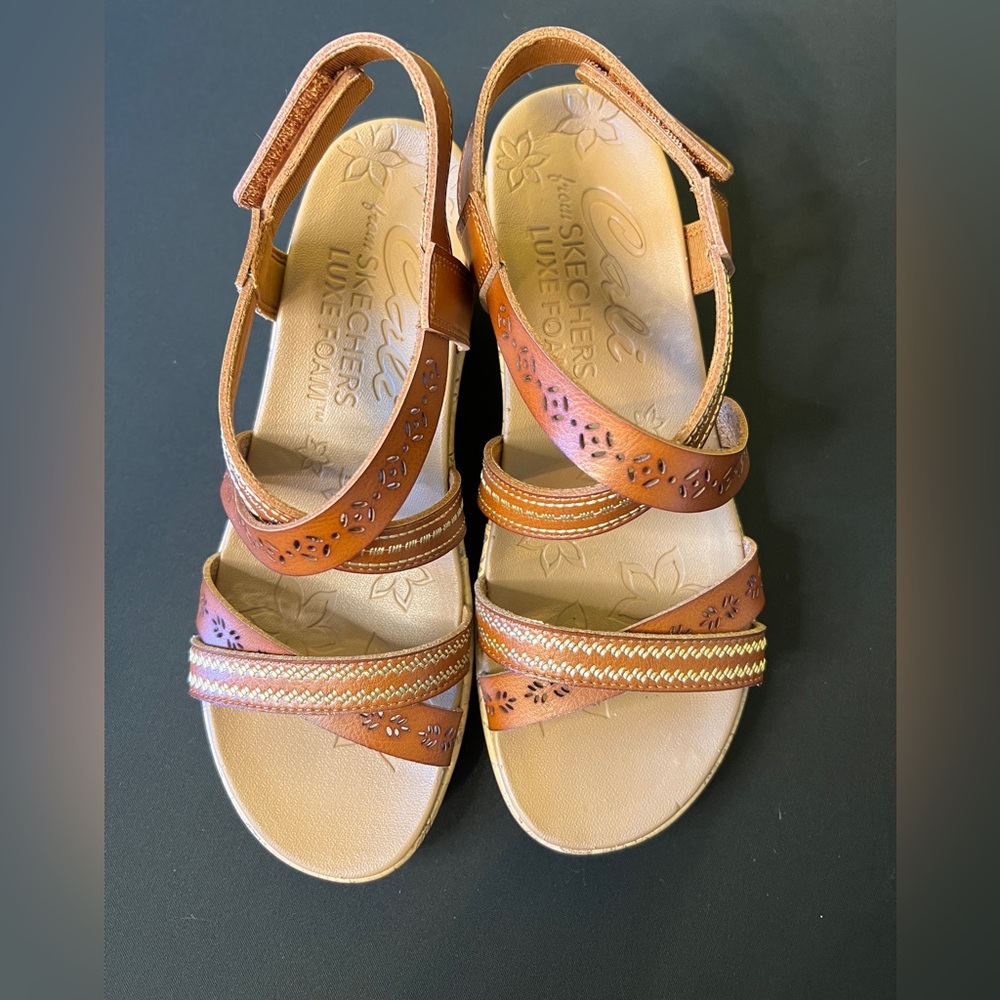 NWOT - Skechers luxe foam wedge sandal. Women’s US size 8